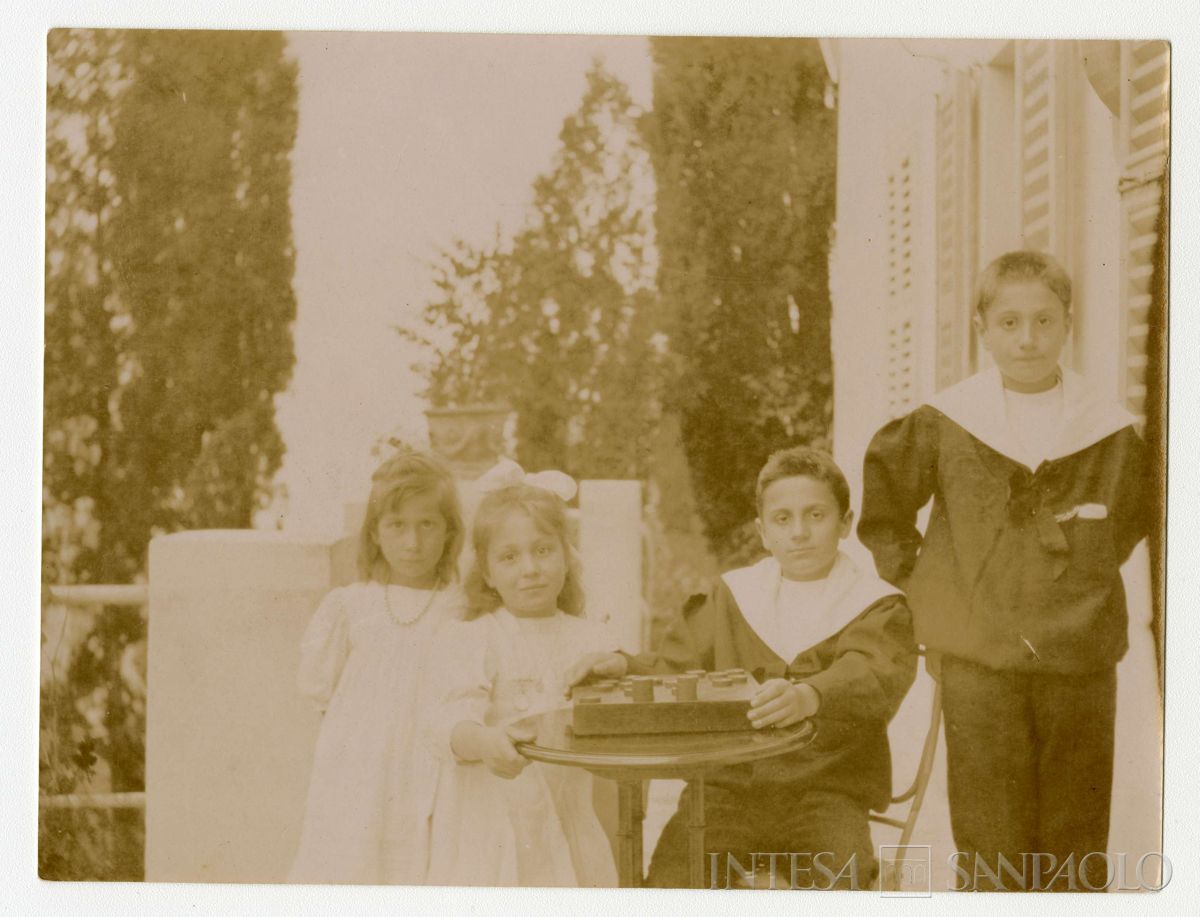 Nogara Giulia, Antonietta, Johnny e Josy sul balcone di casa, 30 settembre 1912 (fotografo sconosciuto)