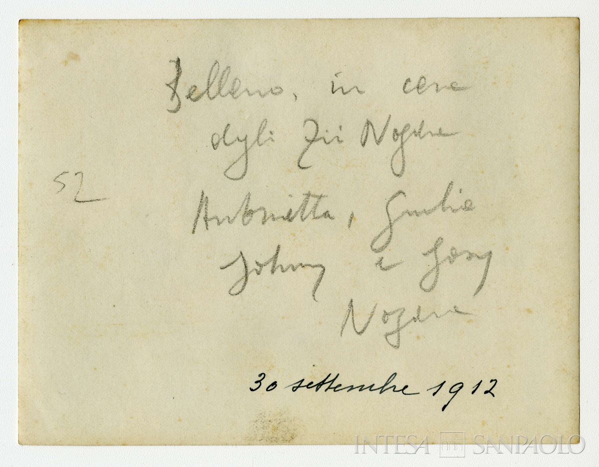 Nogara Giulia, Antonietta, Johnny e Josy sul balcone di casa, 30 settembre 1912 (fotografo sconosciuto), verso