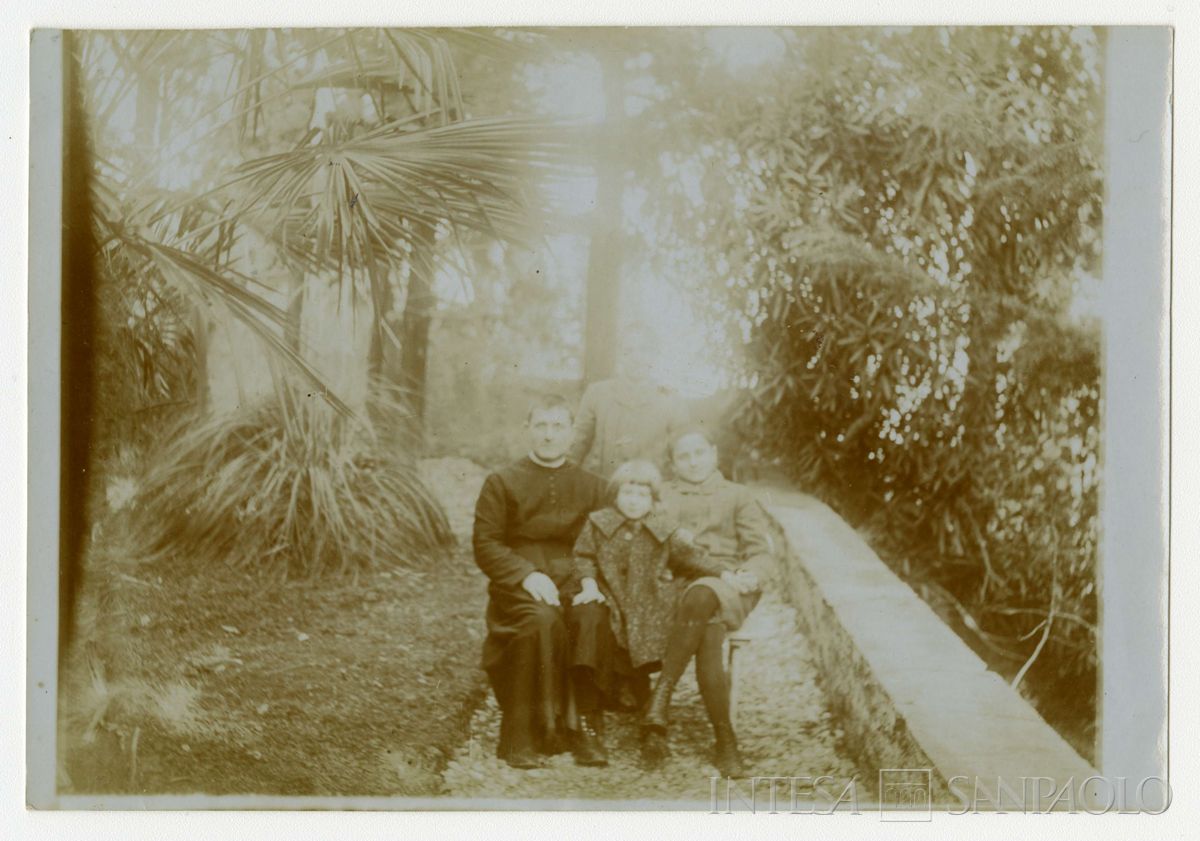 Don Giovanni Nogara e monsignor Bernardino ritratti ciascuno con i nipoti Johnny, Josy e Paolo all'aperto, metà anni 1910 (fotografo sconosciuto)