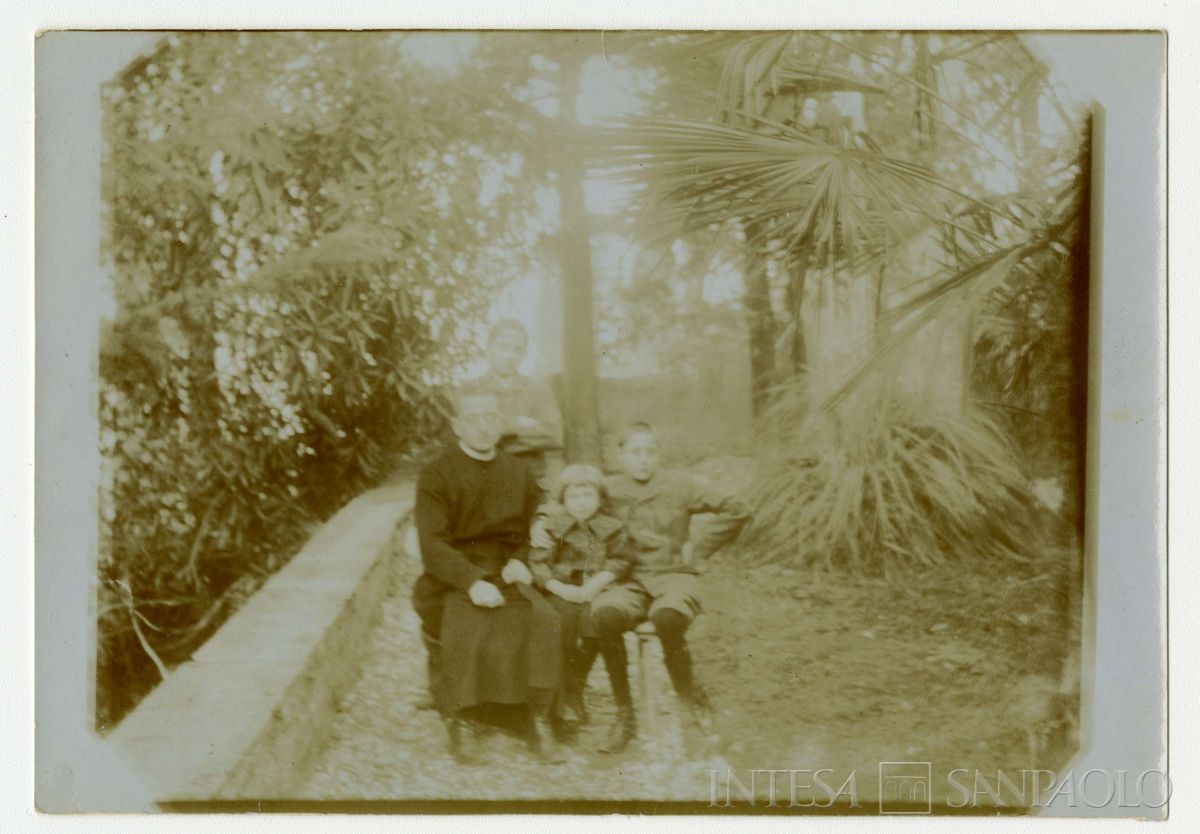 Don Giovanni Nogara e monsignor Bernardino ritratti ciascuno con i nipoti Johnny, Josy e Paolo all'aperto, metà anni 1910 (fotografo sconosciuto)