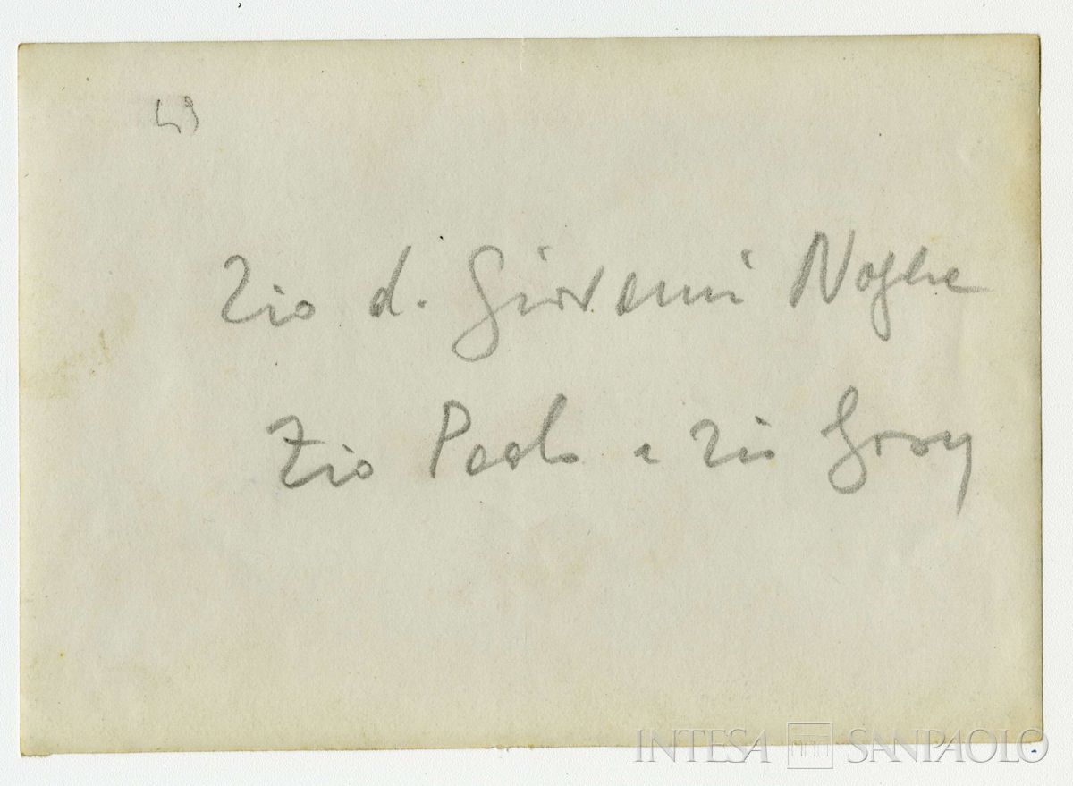 Don Giovanni Nogara e monsignor Bernardino ritratti ciascuno con i nipoti Johnny, Josy e Paolo all'aperto, metà anni 1910 (fotografo sconosciuto), verso