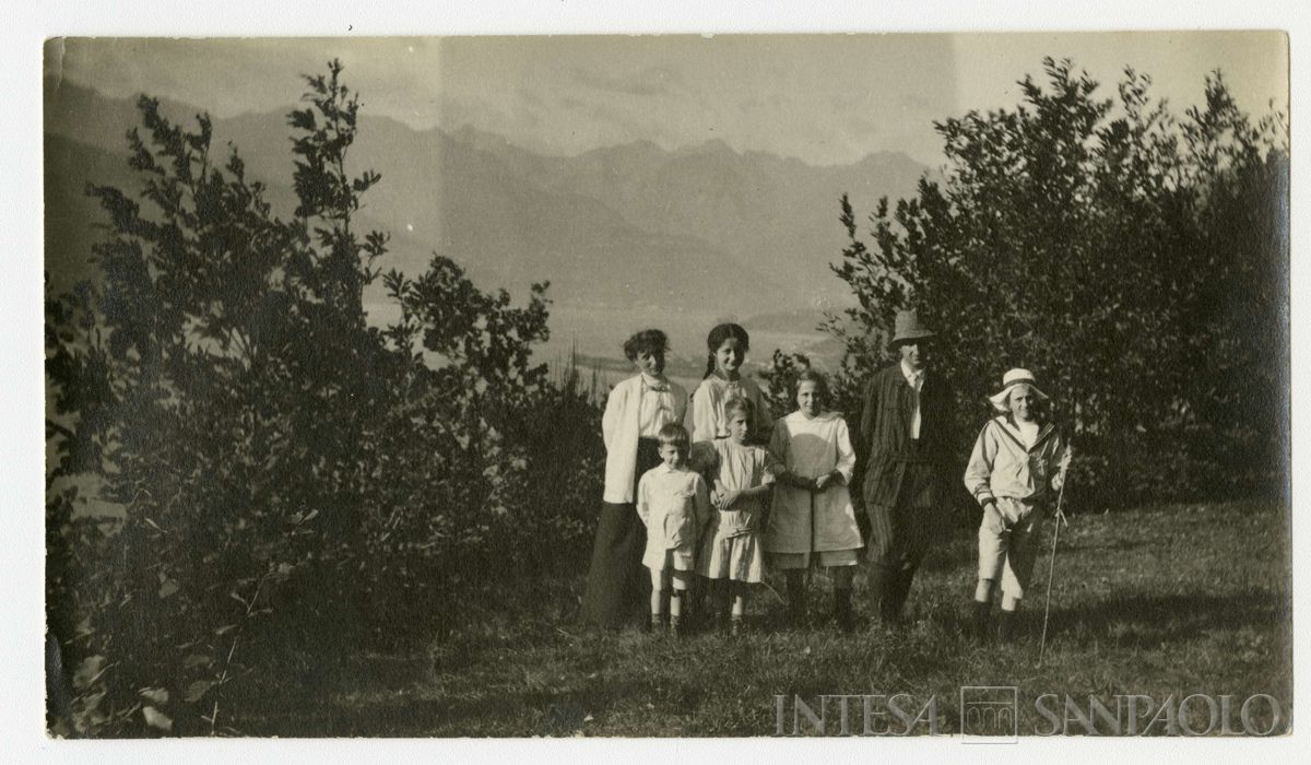 Nogara Ester con i figli al Roccolo di Castreno sopra Bellano, 1912 (fotografo sconosciuto)