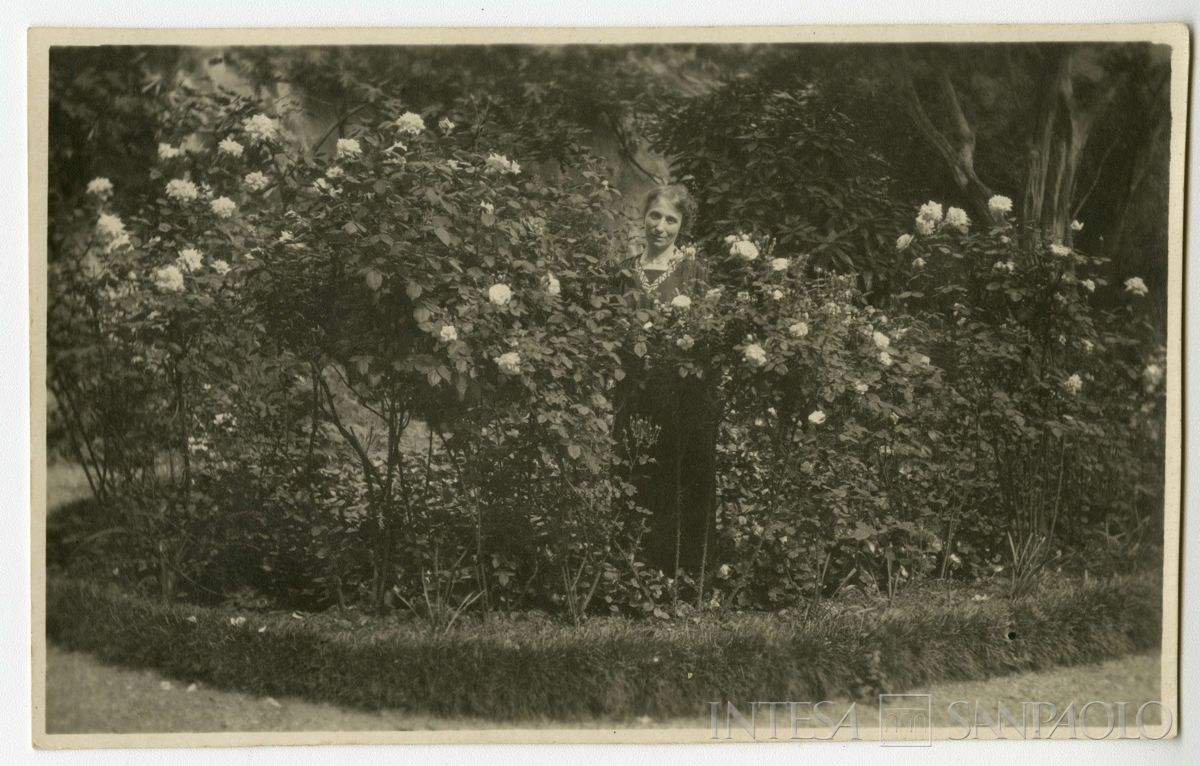 Nogara Ester nel giardino della casa di via Sant'Orsola a Milano, 1915 (fotografo sconosciuto)