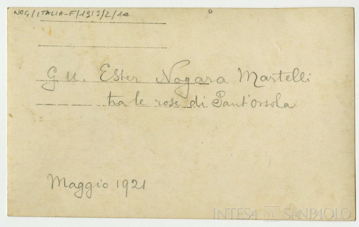 Nogara Ester nel giardino della casa di via Sant'Orsola a Milano, 1915 (fotografo sconosciuto), verso