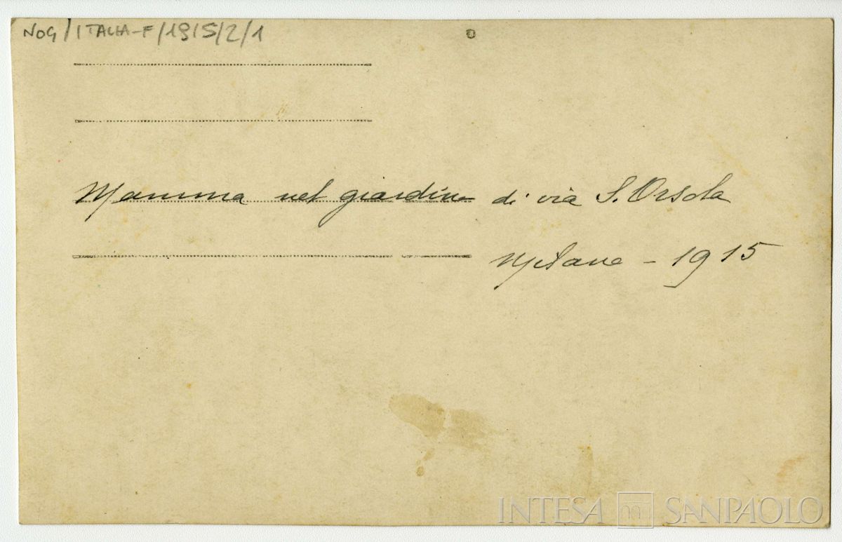 Nogara Ester nel giardino della casa di via Sant'Orsola a Milano, 1915 (fotografo sconosciuto), verso