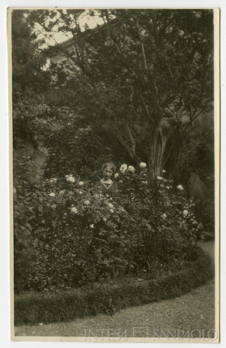 Nogara Ester nel giardino della casa di via Sant'Orsola a Milano, 1915 (fotografo sconosciuto)