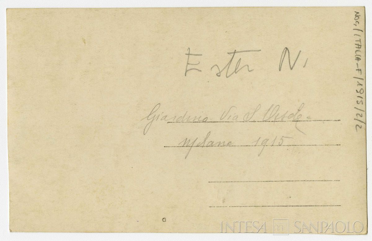 Nogara Ester nel giardino della casa di via Sant'Orsola a Milano, 1915 (fotografo sconosciuto), verso