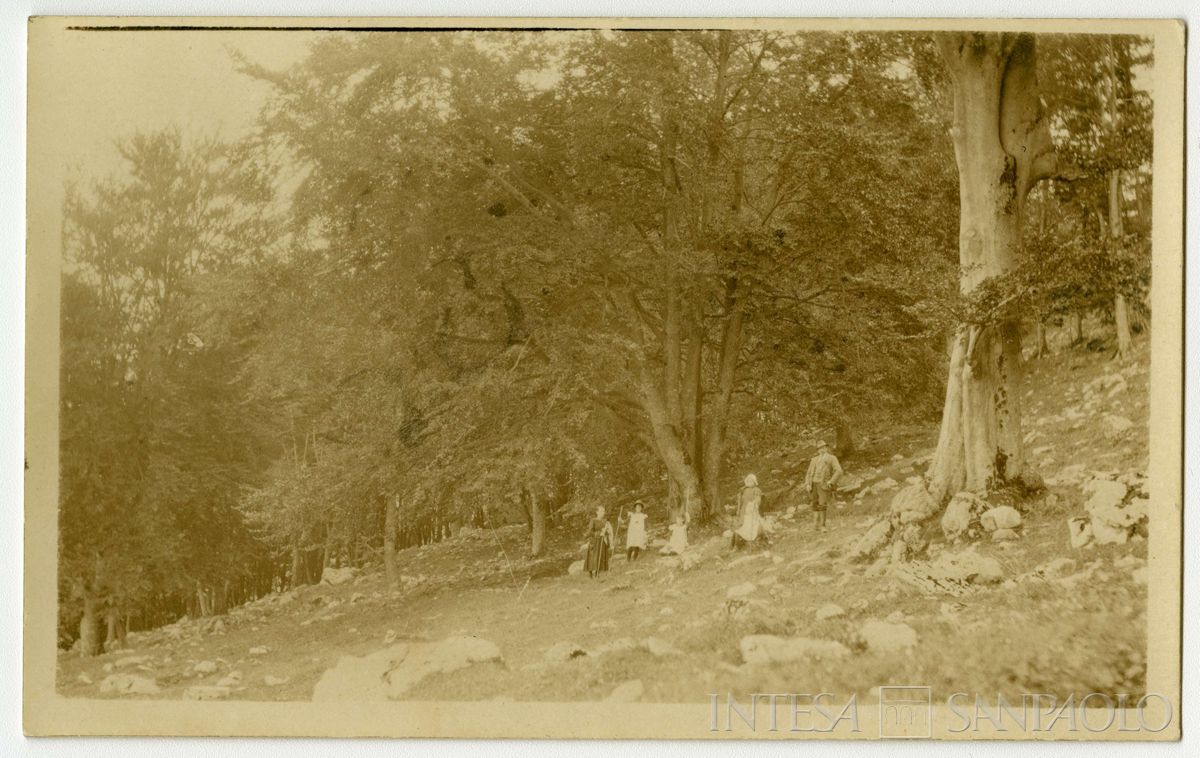 Nogara Josy, zia Lina, le cugine Marioly, Nitty, Cina e la famiglia Bruni nei pressi di Introbio, 18 settembre 1916 (Giulio Martelli)