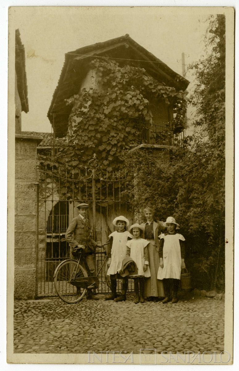 Nogara Josy, zia Lina, le cugine Marioly, Nitty, Cina nei pressi di un edificio a Introbio, 18 settembre 1916 (Giulio Martelli)