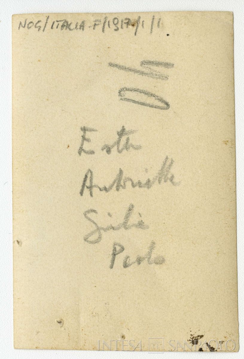 Nogara Giulia, Paolo e altri bambini non identificati accanto a una barca, alla Punta Morcatina, vicino a Bellano, agosto 1917 (fotografo sconosciuto), verso