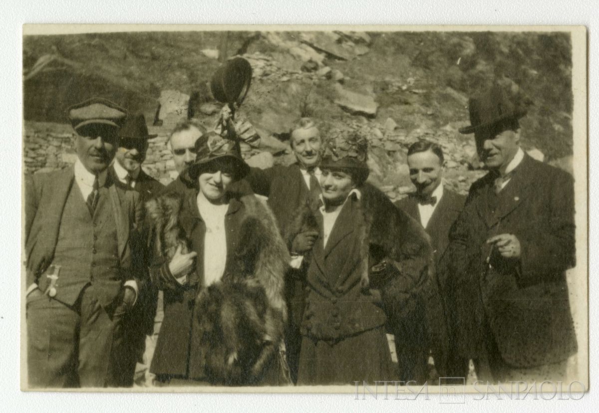 Nogara Bernardino con persone non identificate al confine di stato Iselle, 10 aprile 1917 (fotografo sconosciuto)