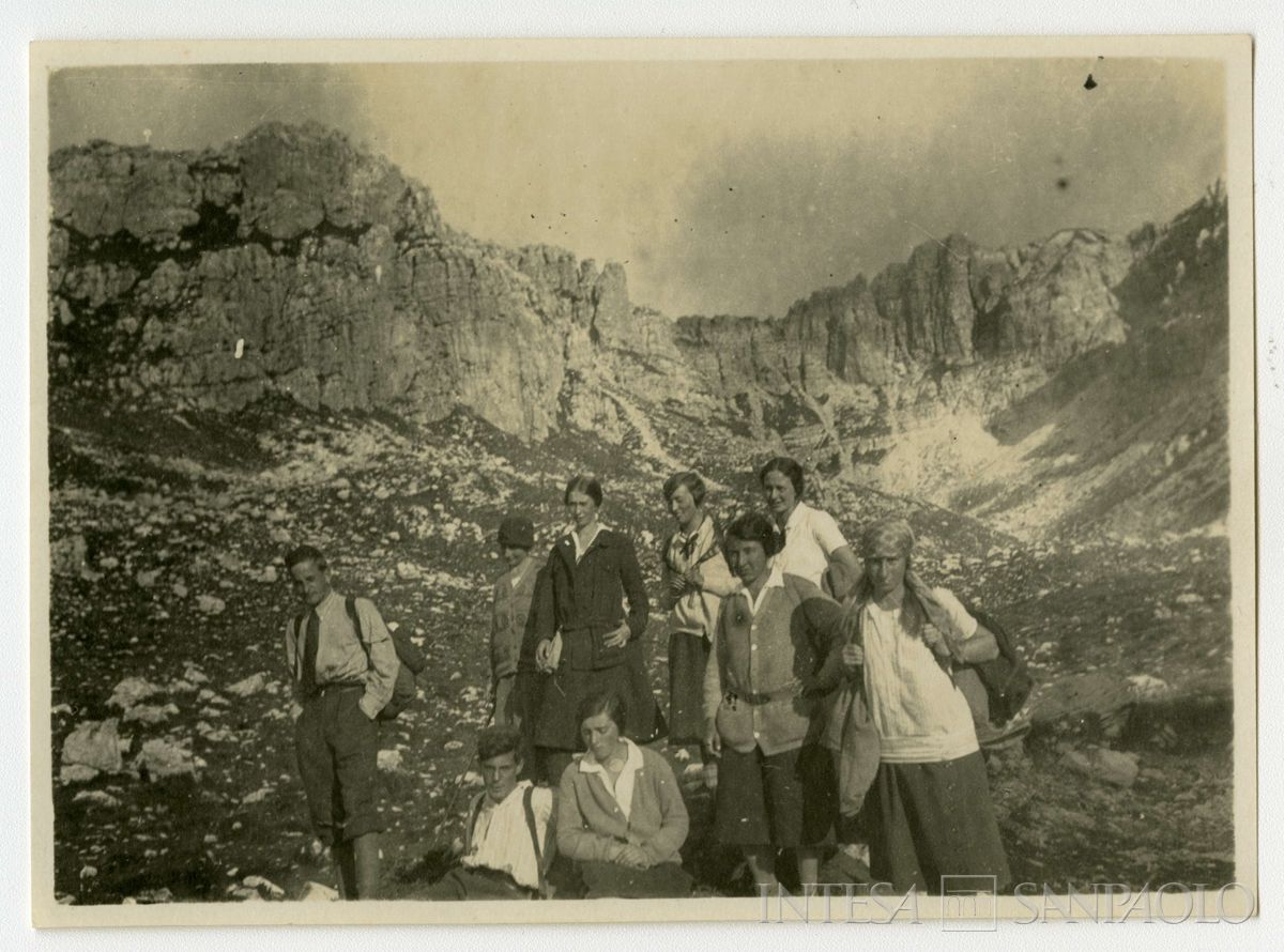 Nogara Ester con i figli Antonietta, Giulia, Paolo e i Dubini durante una gita, anni 1920 (fotografo sconosciuto)