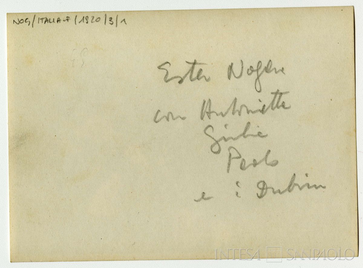 Nogara Ester con i figli Antonietta, Giulia, Paolo e i Dubini durante una gita, anni 1920 (fotografo sconosciuto), verso