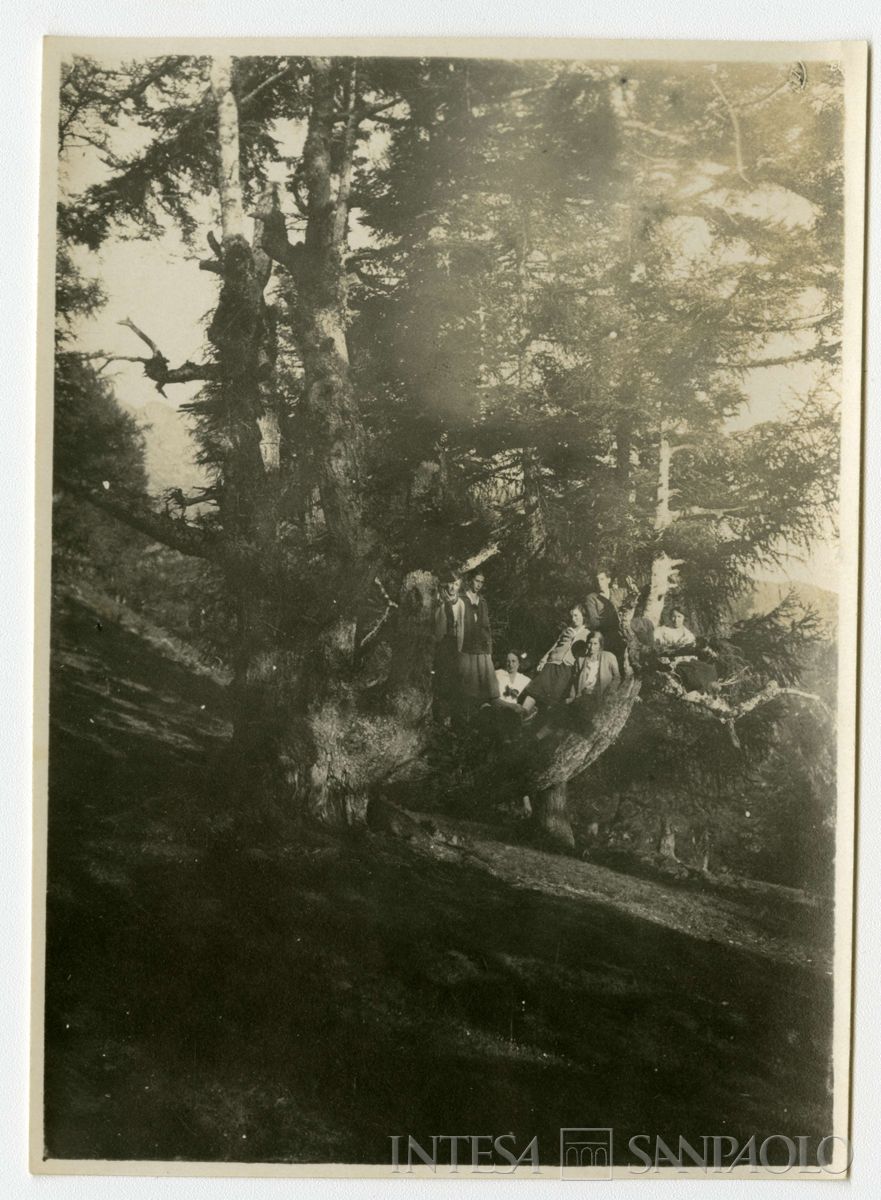 Nogara Ester con i figli Antonietta, Giulia, Paolo e i Dubini durante una gita, anni 1920 (fotografo sconosciuto)