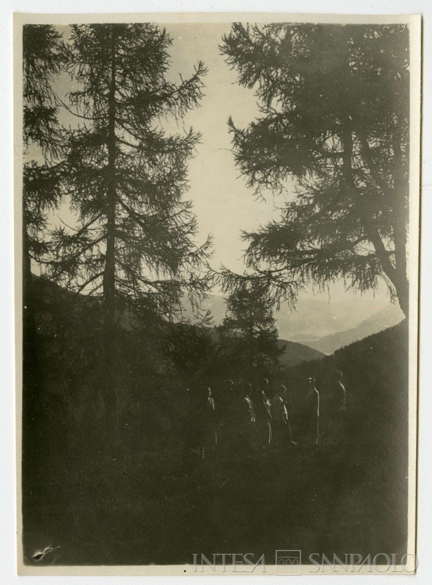 Nogara Ester con i figli Antonietta, Giulia, Paolo e i Dubini durante una gita, anni 1920 (fotografo sconosciuto)