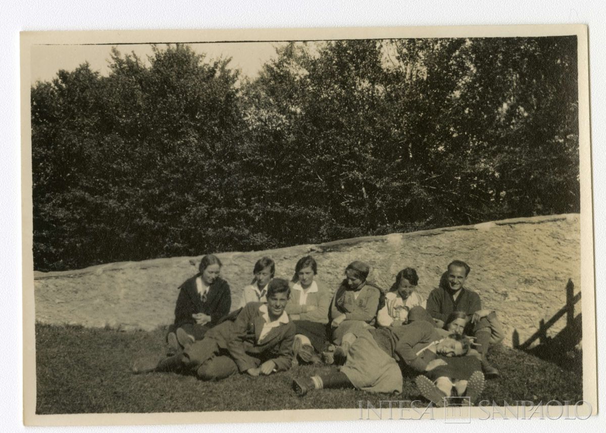 Nogara Ester con le figlie Antonietta e Giulia e i Dubini durante una gita, anni 1920 (fotografo sconosciuto)