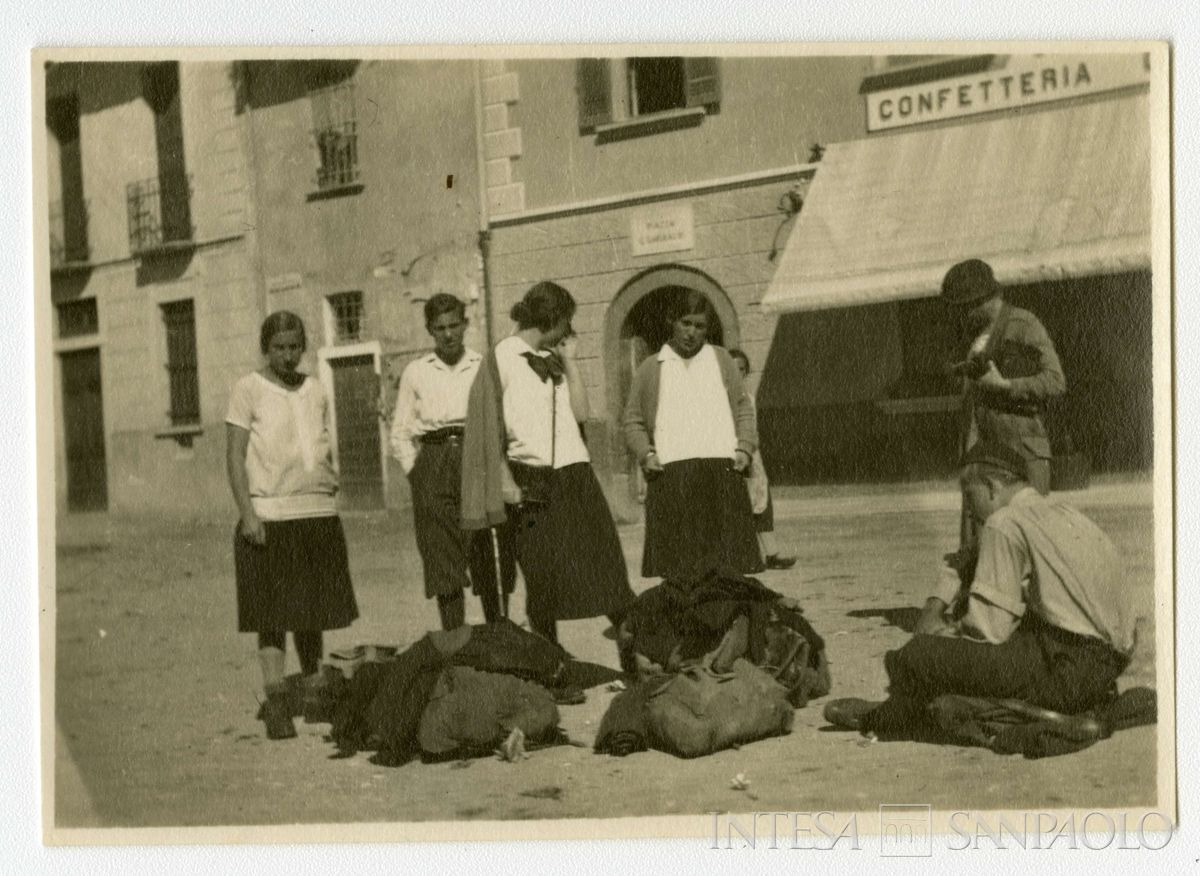 Nogara Ester con le figlie Antonietta e Giulia e i Dubini durante una gita, anni 1920 (fotografo sconosciuto)