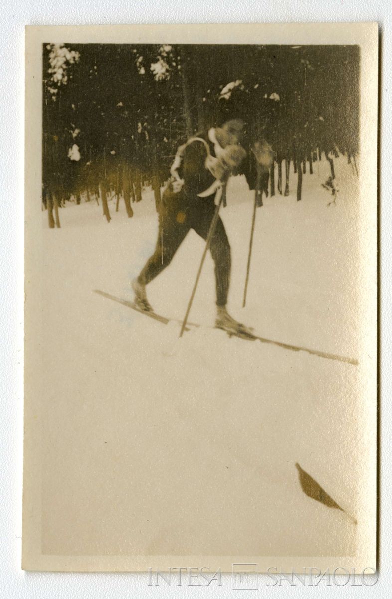 Persona non identificata sugli sci, anni 1920 (fotografo sconosciuto)