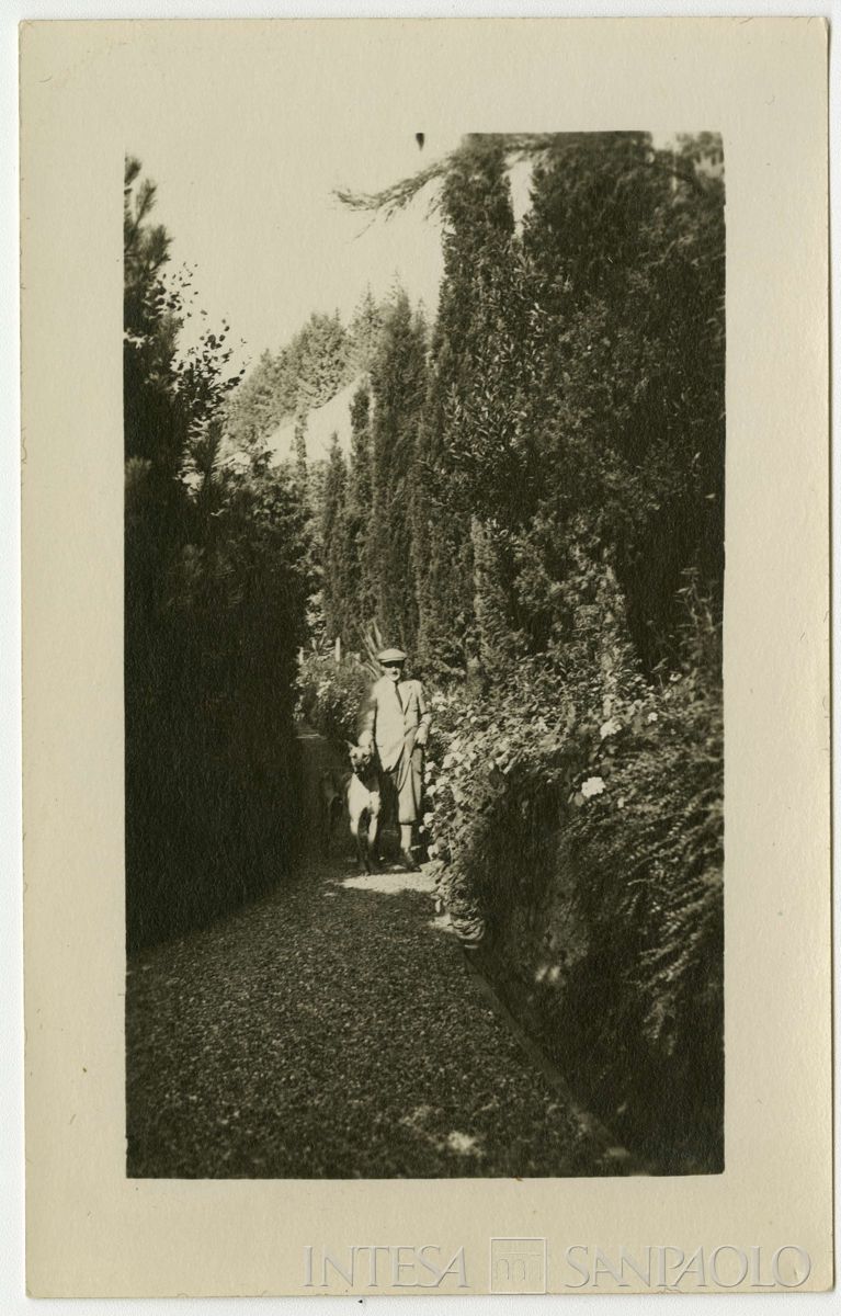 Nogara Bernardino con cane nel vialetto di casa a Bellano, anni 1920 (fotografo sconosciuto)