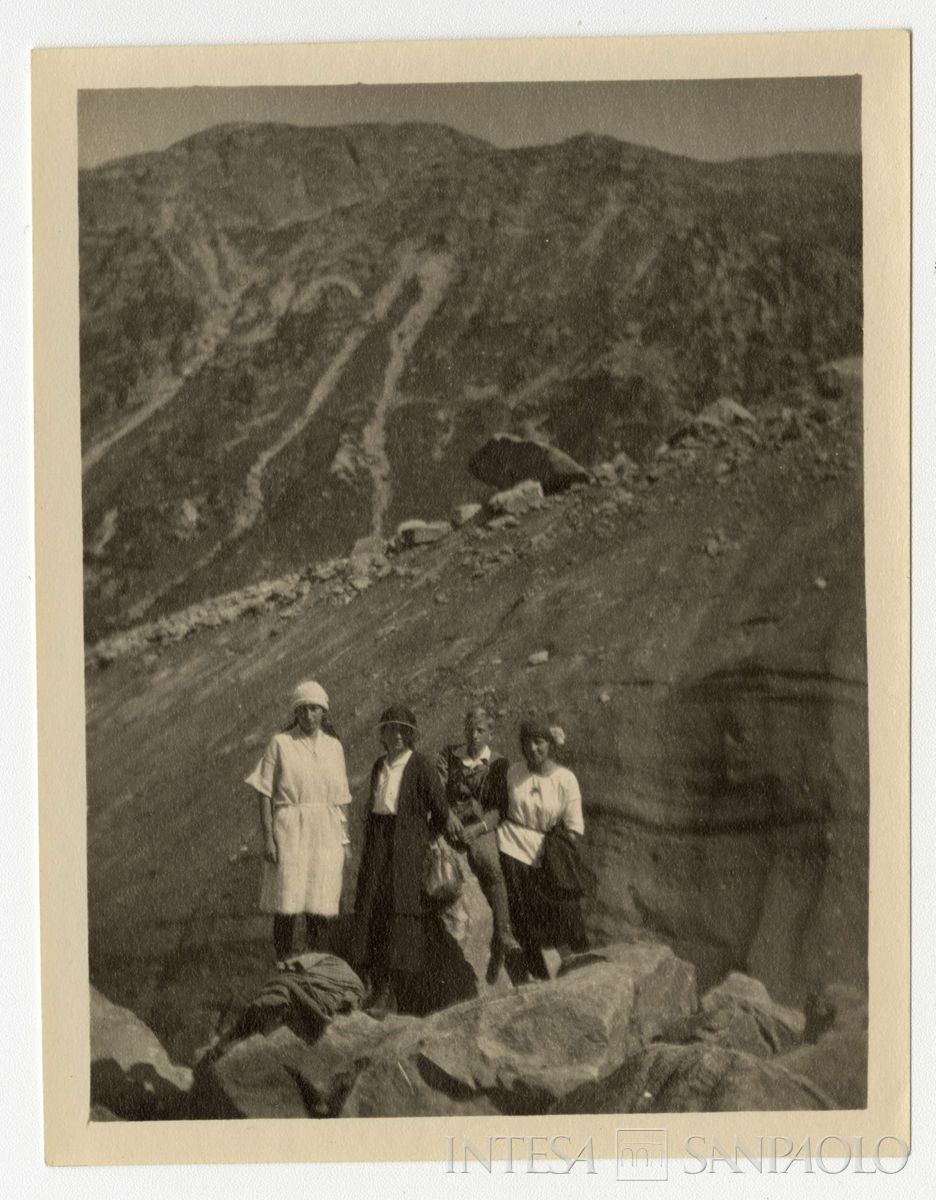 Nogara Ester con Giulia, Paolo e ragazza non identificata in montagna, anni 1920 (fotografo sconosciuto)
