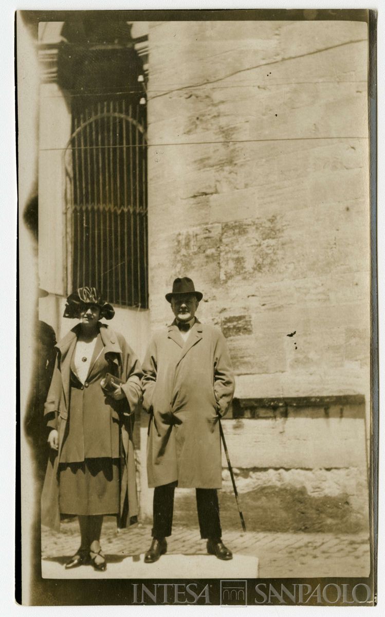 Nogara Bernardino e signora non identificata davanti a un edificio storico, anni 1920 (fotografo sconosciuto)