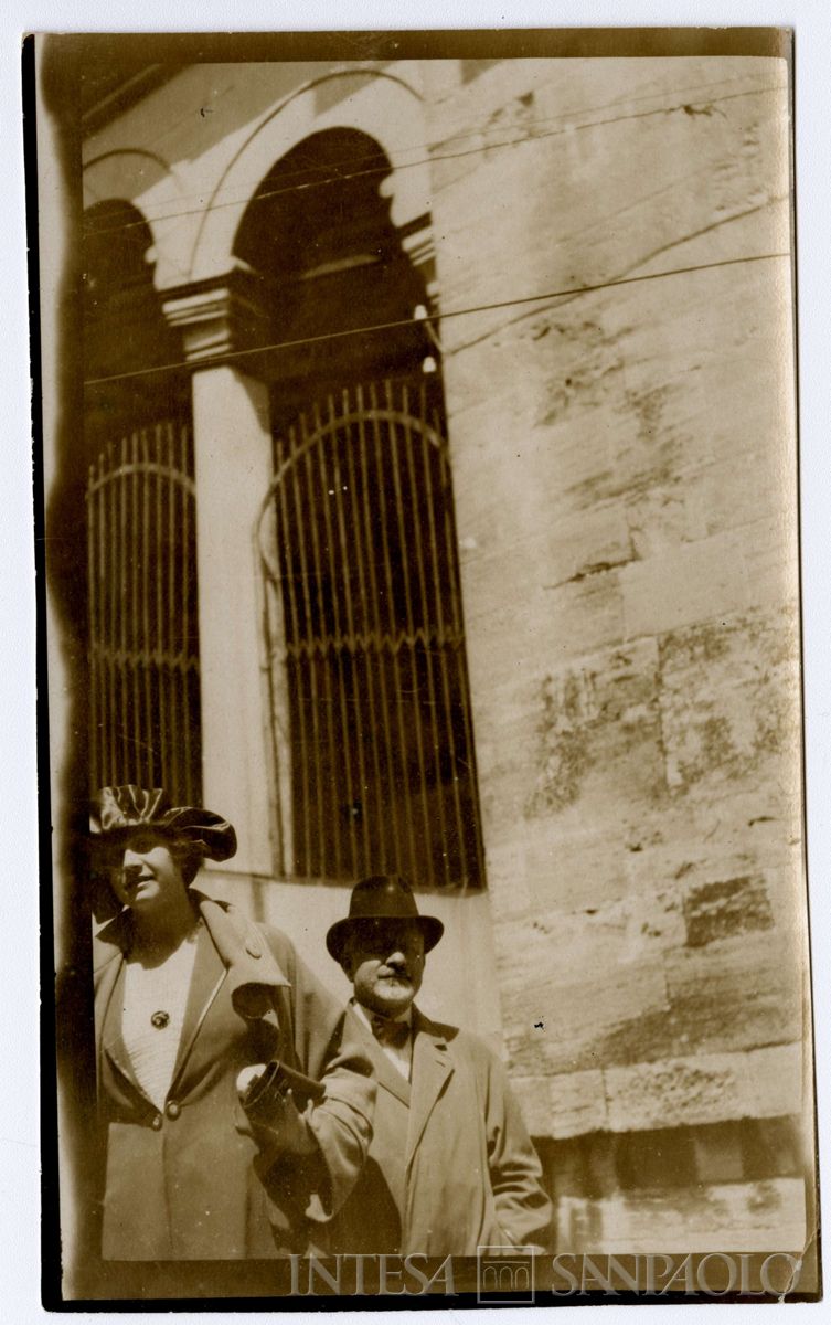 Nogara Bernardino e signora non identificata davanti a un edificio storico, anni 1920 (fotografo sconosciuto)