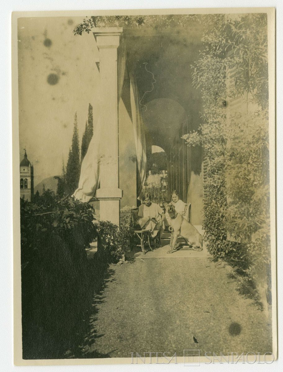 Nogara Antonietta e Giulia con un cane a Bellano, 1925 (fotografo sconosciuto)