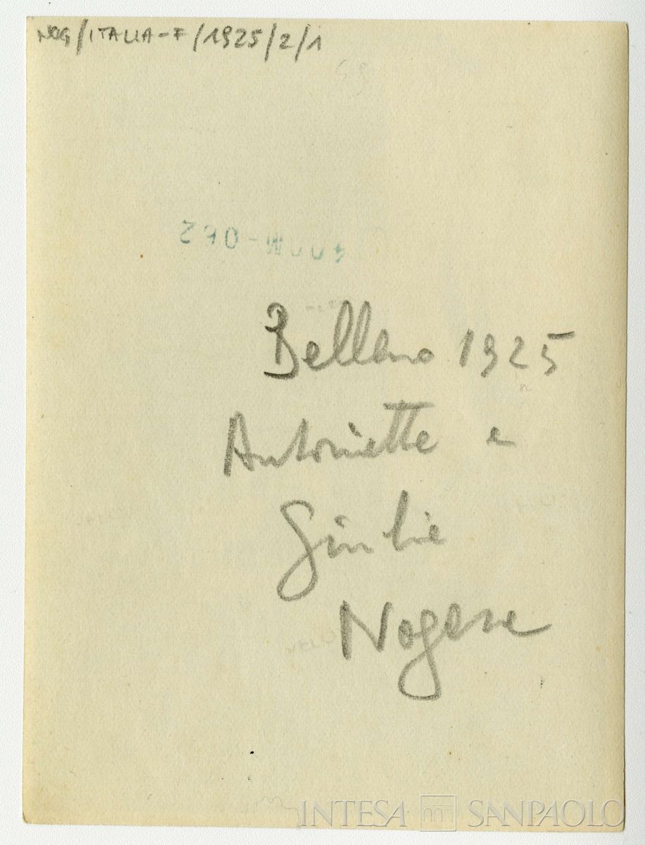 Nogara Antonietta e Giulia con un cane a Bellano, 1925 (fotografo sconosciuto), verso