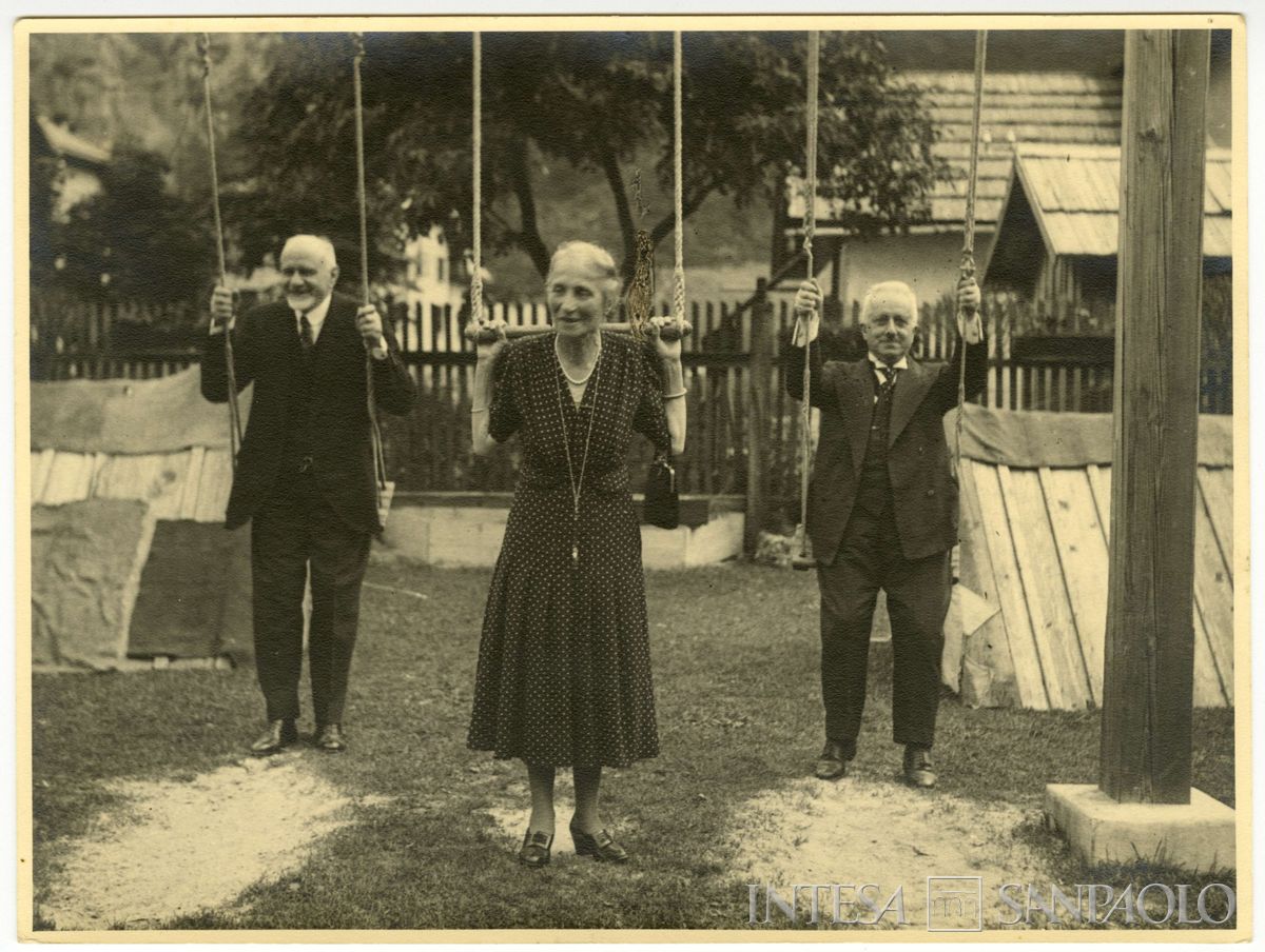 Nogara Bernardino, Ester e Carlo in un giardino nei pressi delle Cave del Predil, settembre 1939 (fotografo sconosciuto)