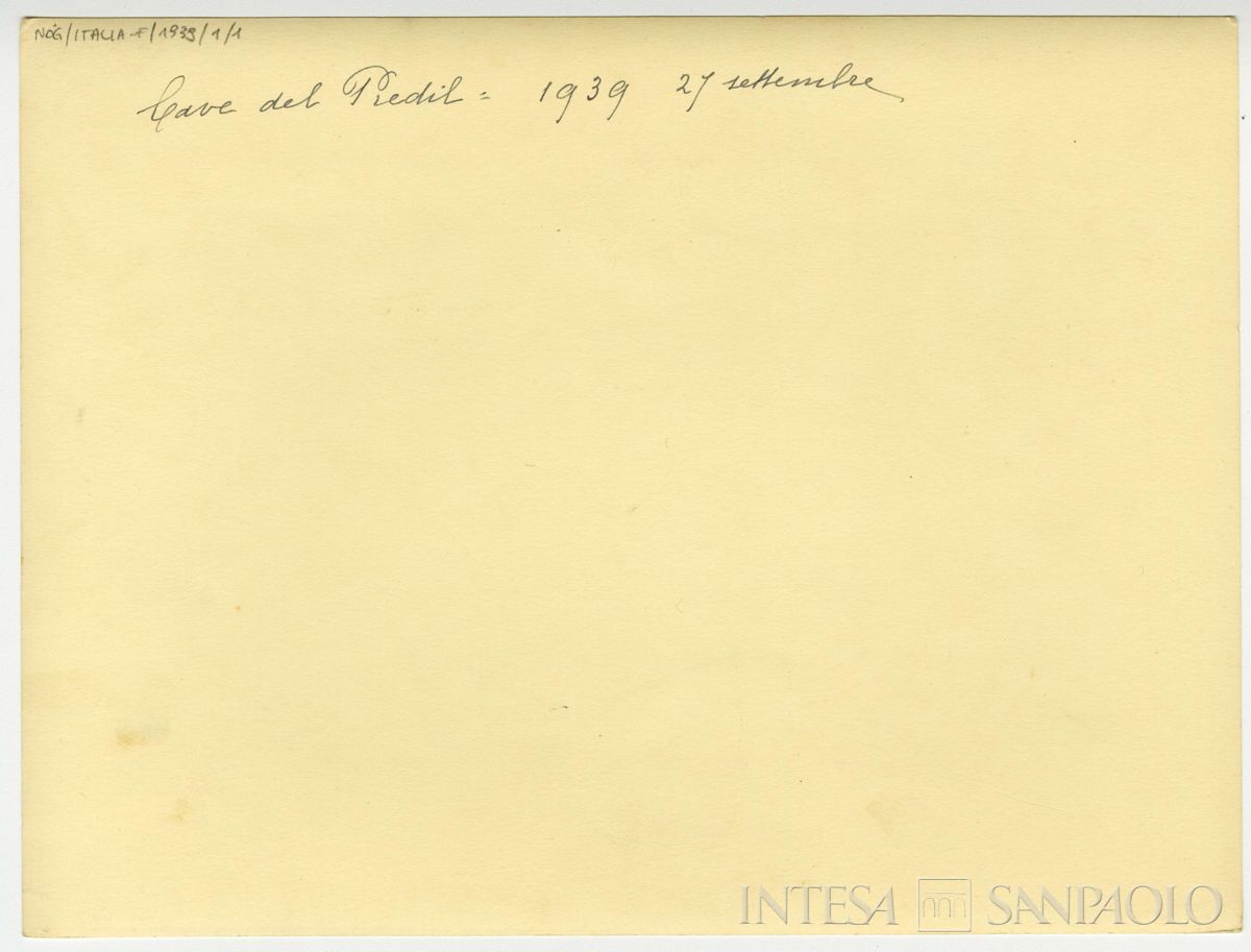 Nogara Bernardino, Ester e Carlo in un giardino nei pressi delle Cave del Predil, settembre 1939 (fotografo sconosciuto), verso