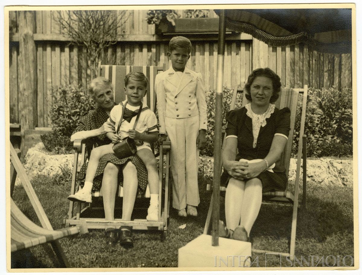 Nogara Ester con la moglie e i figli di Johnny, in un giardino nei pressi delle Cave del Predil, settembre 1939 (fotografo sconosciuto)