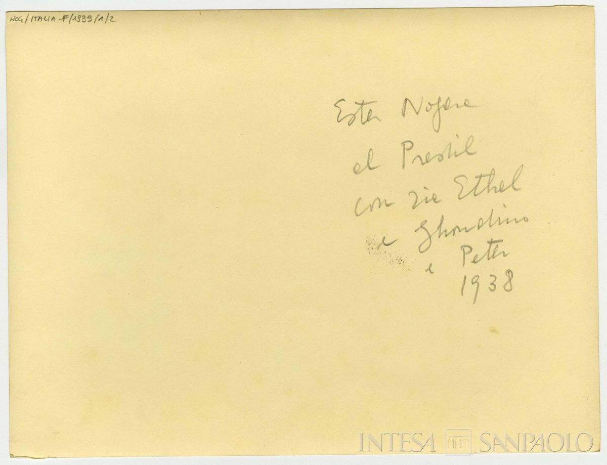 Nogara Ester con la moglie e i figli di Johnny, in un giardino nei pressi delle Cave del Predil, settembre 1939 (fotografo sconosciuto), verso