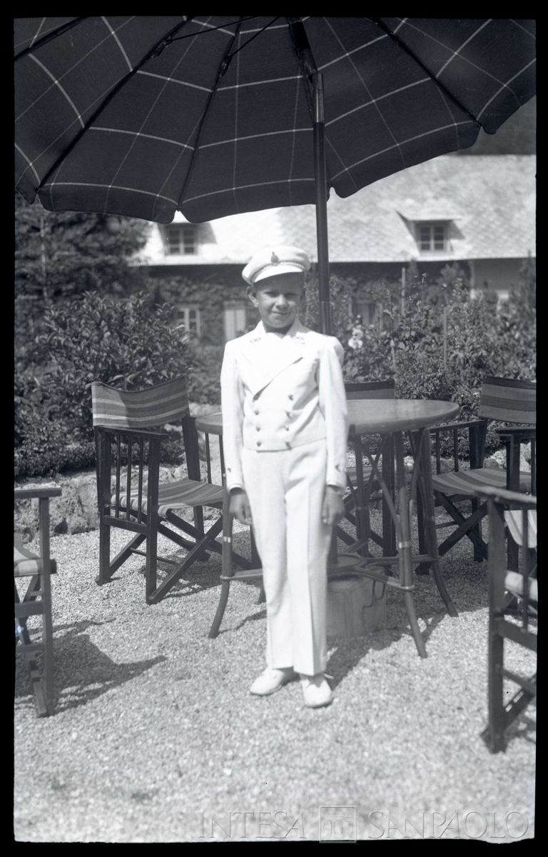 Johndino in un giardino nei pressi delle Cave del Predil, settembre 1939 (fotografo sconosciuto)