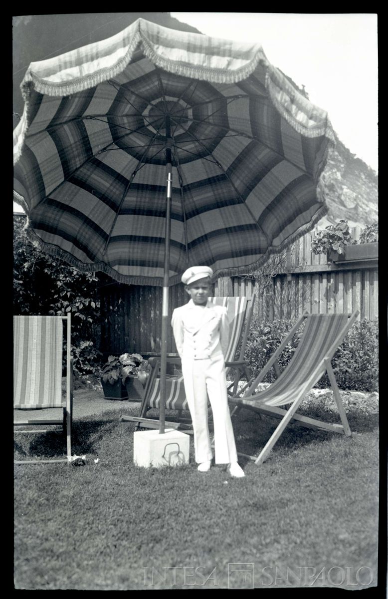 Johndino in un giardino nei pressi delle Cave del Predil, settembre 1939 (fotografo sconosciuto)