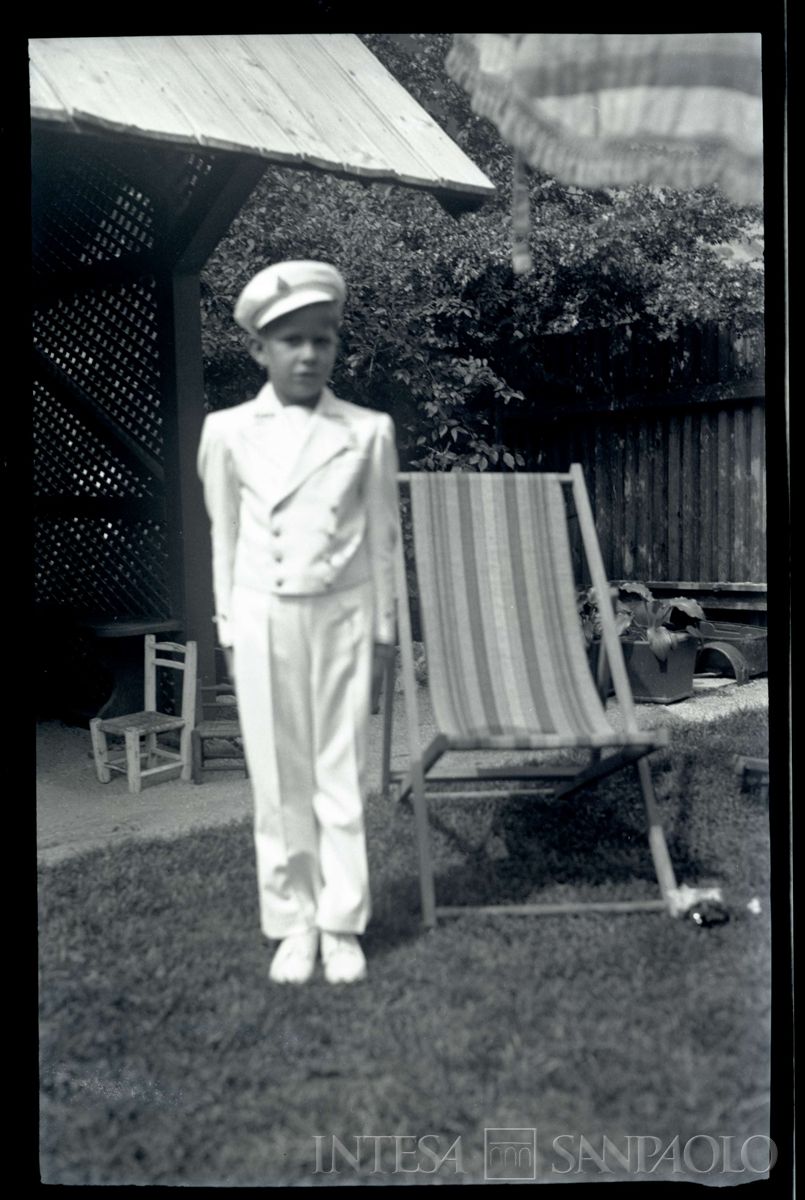 Johndino in un giardino nei pressi delle Cave del Predil, settembre 1939 (fotografo sconosciuto)