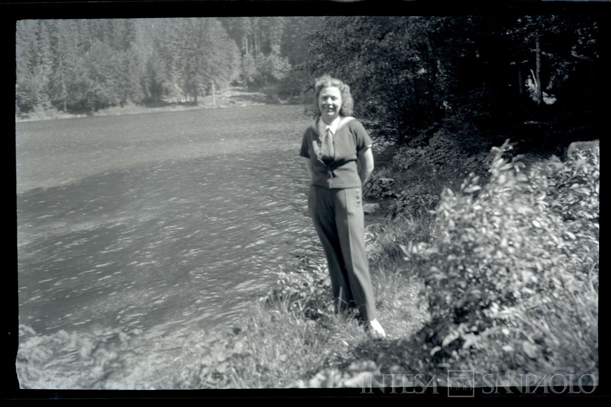 Ethel in riva a un bacino d'acqua, settembre 1939 (fotografo sconosciuto)
