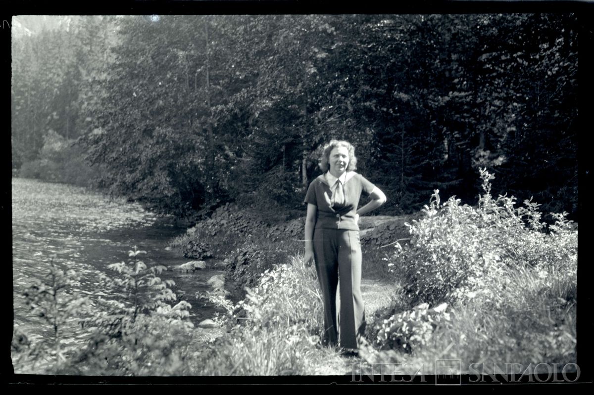 Ethel in riva a un bacino d'acqua, settembre 1939 (fotografo sconosciuto)