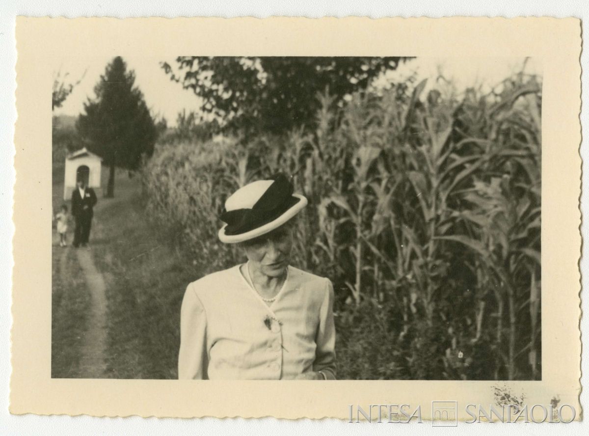 Nogara Ester all'aperto a Piona, 1955 circa (fotografo sconosciuto)