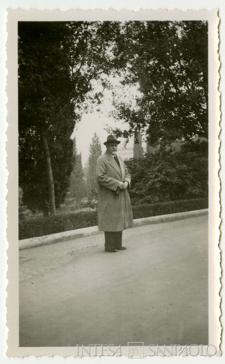 Nogara Bernardino nel giardino Vaticano, 1946 (fotografo sconosciuto)