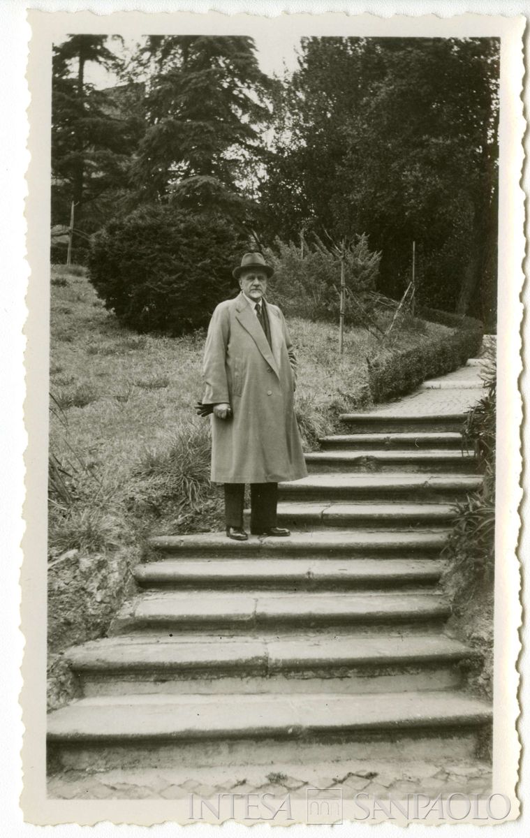 Nogara Bernardino nel giardino Vaticano, 1946 (fotografo sconosciuto)