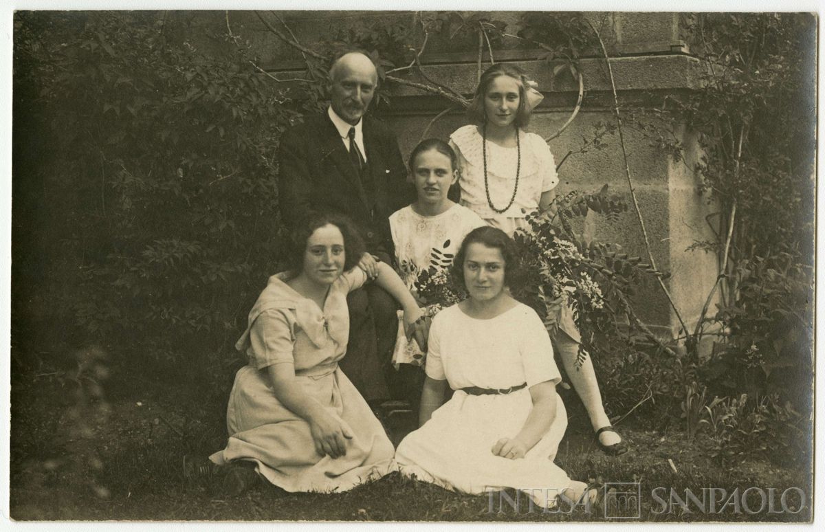 Martelli Cesare con le figlie tra cui Nitty, Cina, Marioly, fine anni 1920 (fotografo sconosciuto)