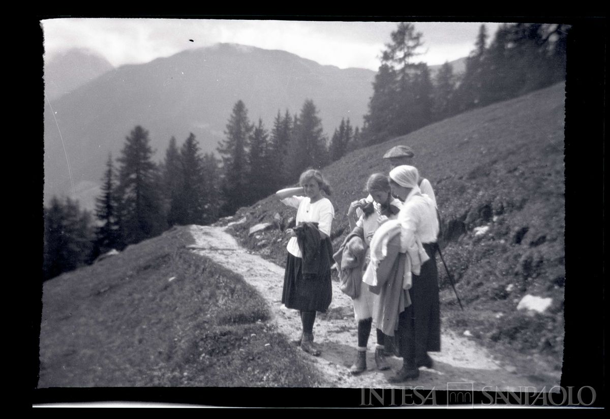 Nogara Bernardino, Ester e Giulia in montagna, fine anni 1920 (fotografo sconosciuto)