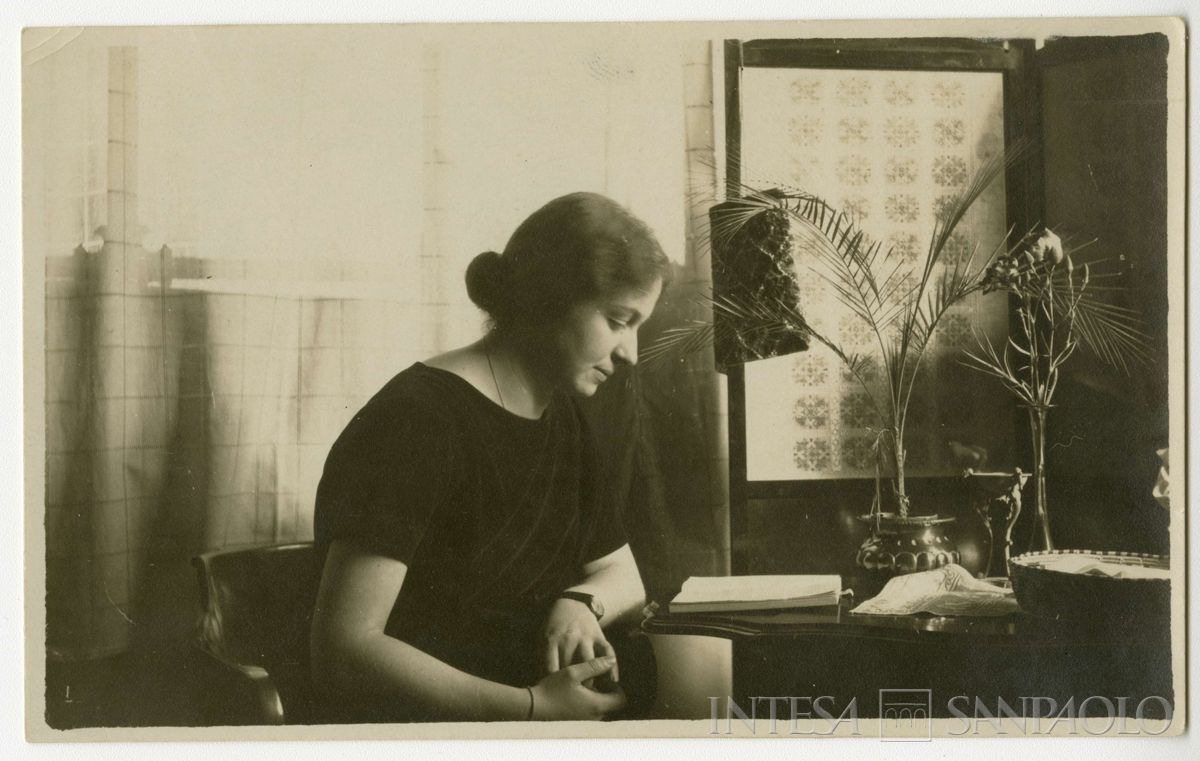 Nogara Antonietta mentre legge nella casa di via Telesio a Milano, 21 gennaio 1925 (fotografo sconosciuto)