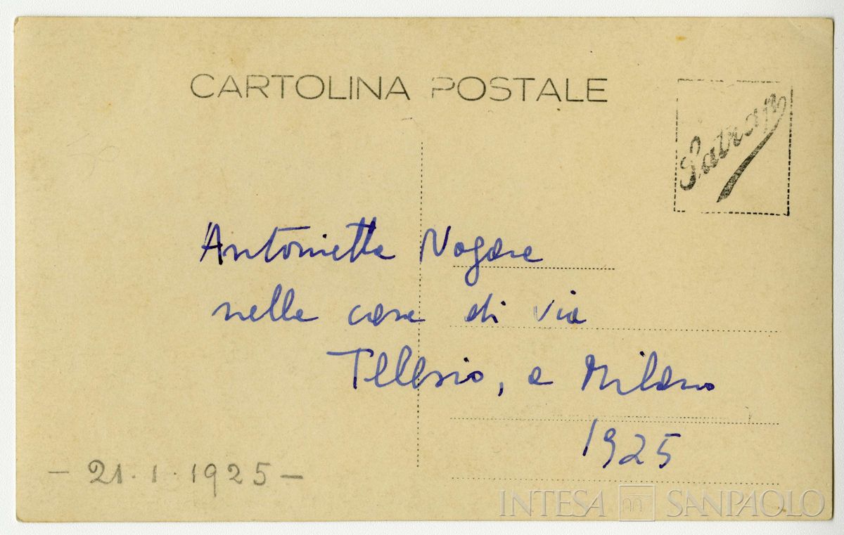 Nogara Antonietta mentre legge nella casa di via Telesio a Milano, 21 gennaio 1925 (fotografo sconosciuto), verso