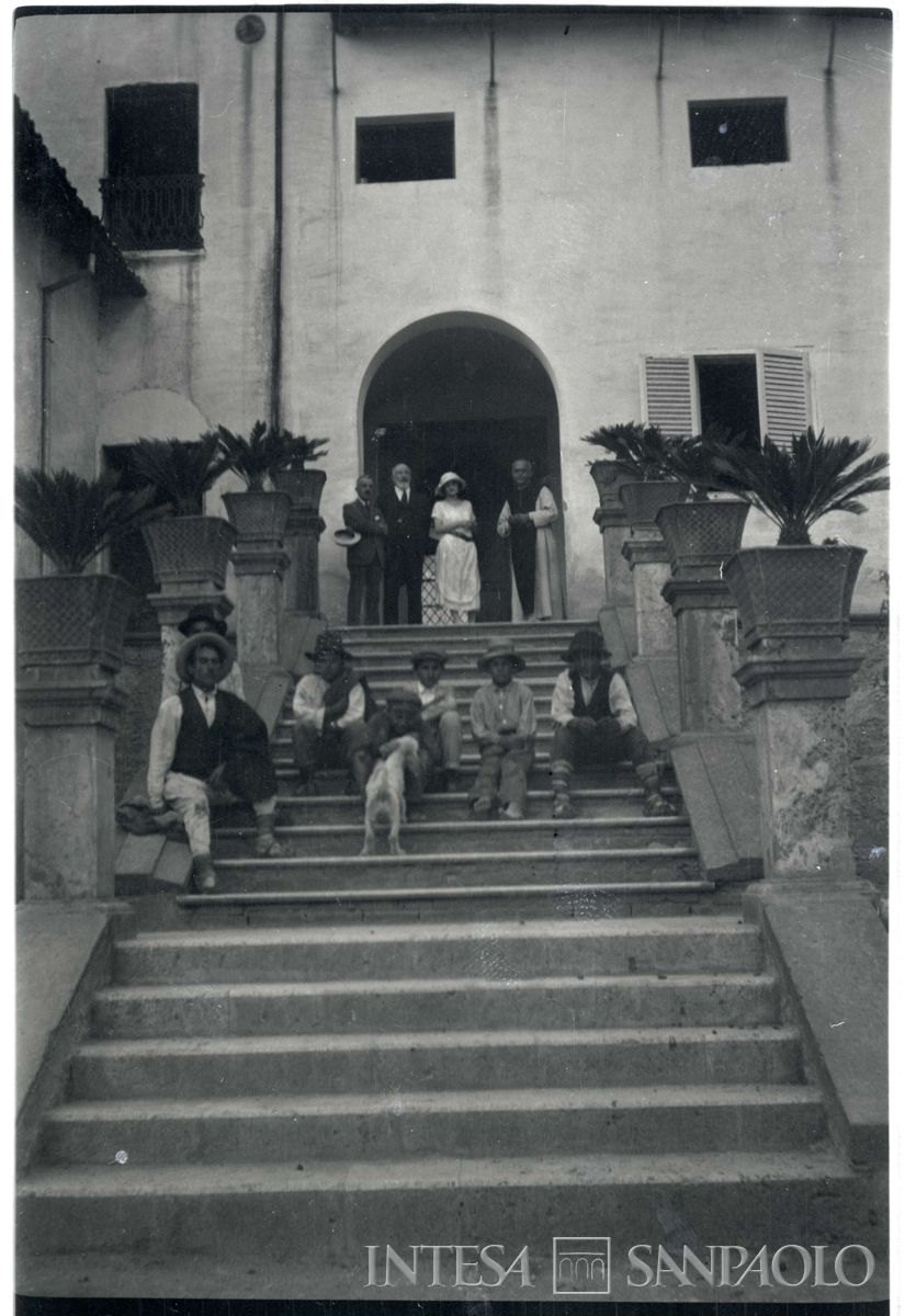 Persone davanti a un edificio, forse la Certosa di Fiuggi, anni 1920 (fotografo sconosciuto)