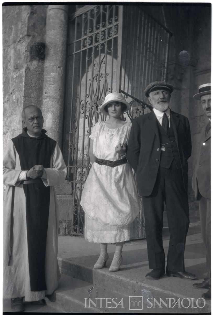 Persone davanti a un edificio, forse la Certosa di Fiuggi, anni 1920 (fotografo sconosciuto), verso