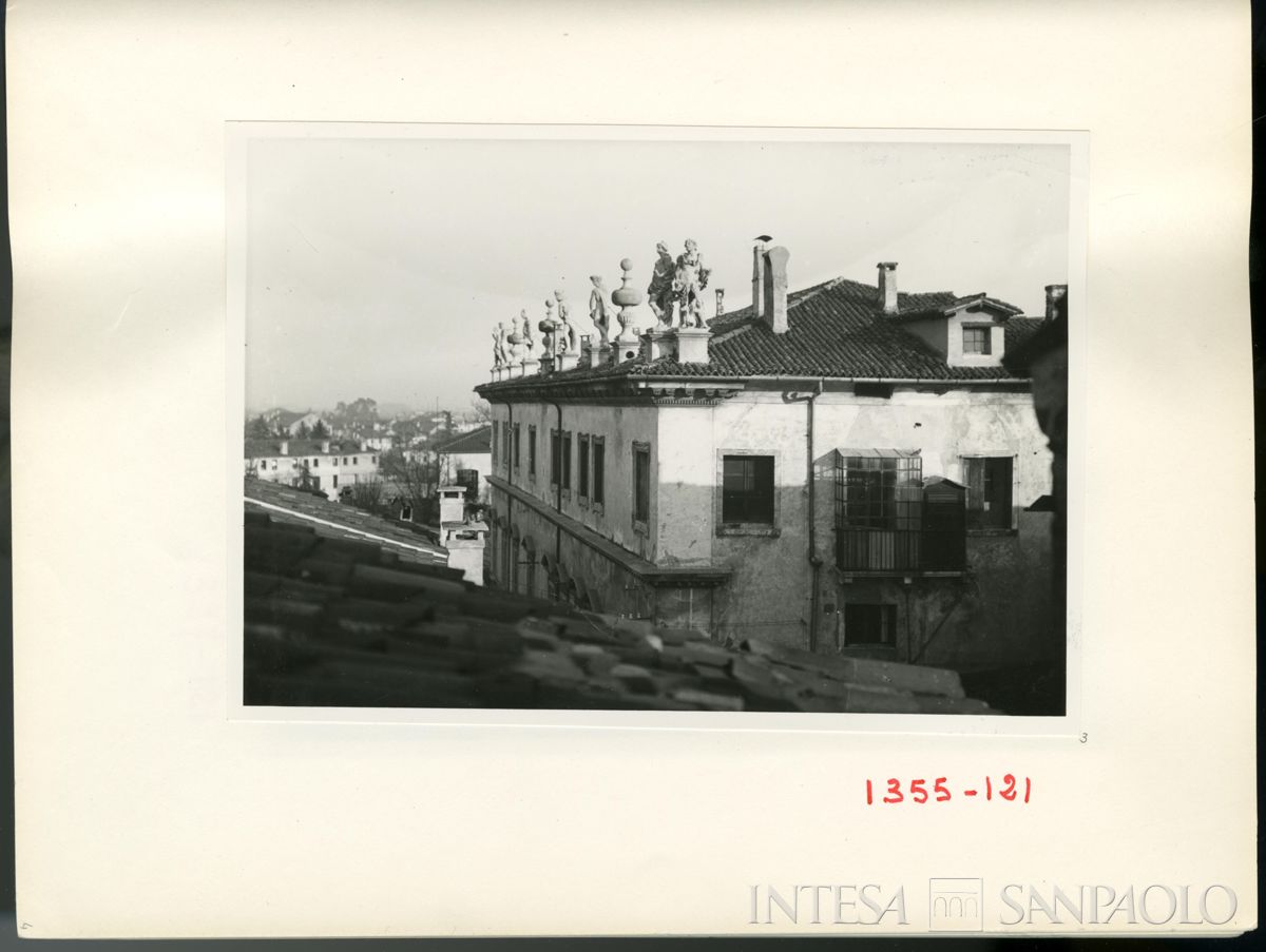 Palazzo Leoni Montanari, sculture a coronamento del tetto, 1929 (Foto Tapparo & Trentin)