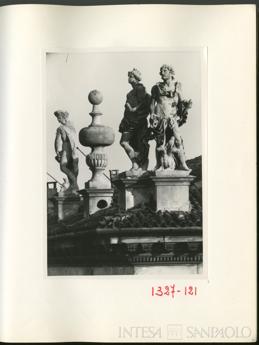 Palazzo Leoni Montanari, sculture a coronamento del tetto, 1929 (Foto Tapparo & Trentin)