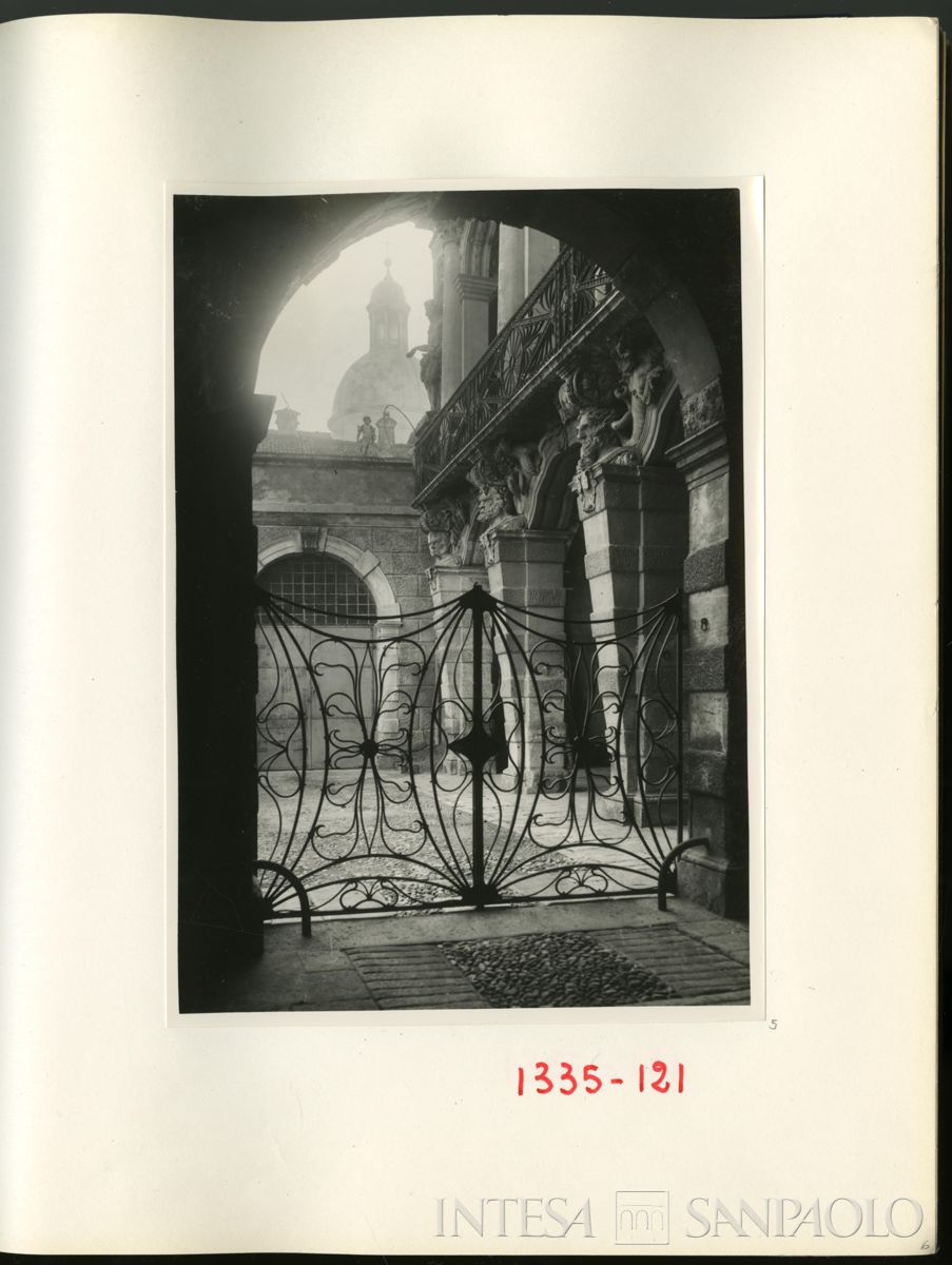 Palazzo Leoni Montanari, scorcio della Loggia d'Ercole, 1929 (Foto Tapparo & Trentin)