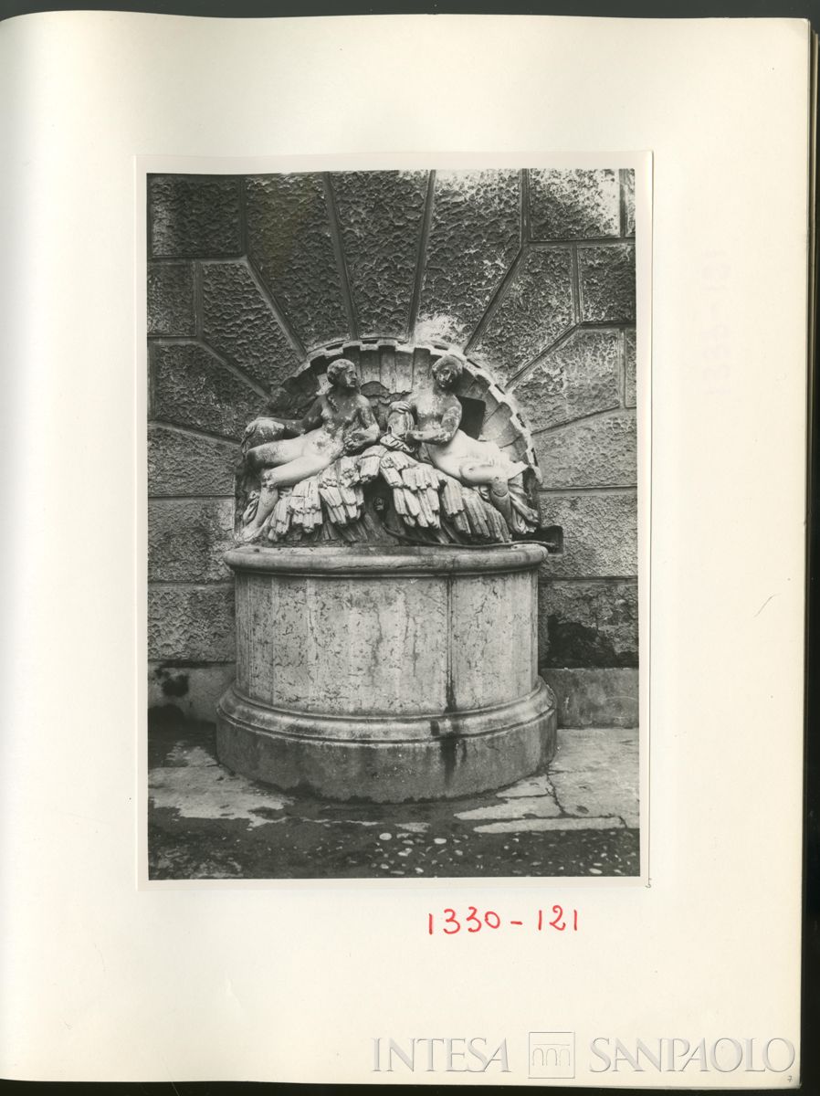 Palazzo Leoni Montanari, pozzo nel cortile con le figure di Giunone e Pallade, 1929 (Foto Tapparo & Trentin)